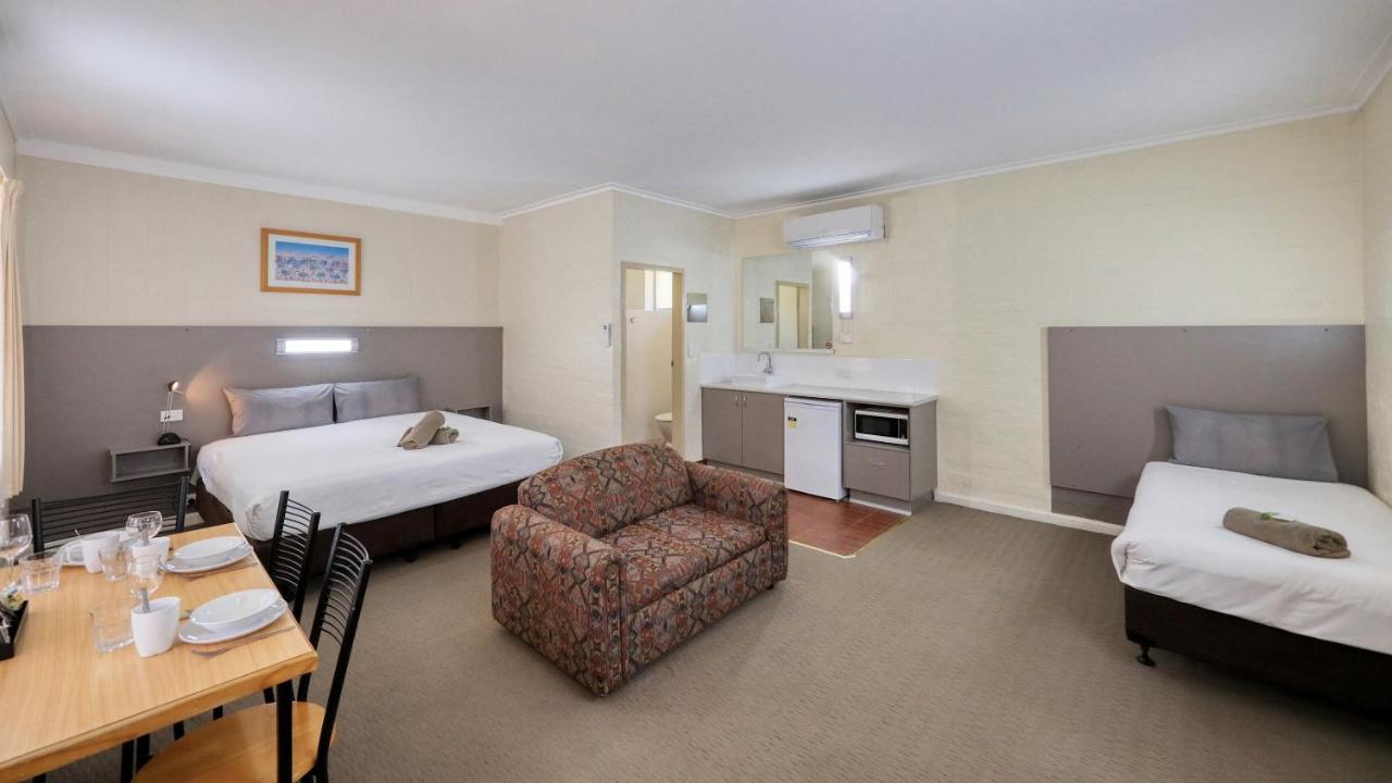 Bishops Lodge Narrandera Exterior foto